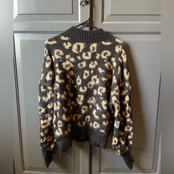 Cheetah Leopard Sweater - Picture 2 of 4